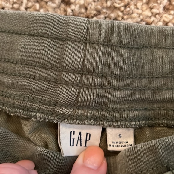 Gap Women’s pull on shorts, size small - Picture 4 of 4
